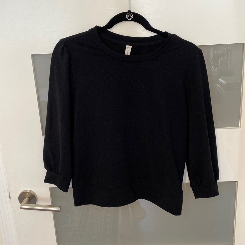 Gentle fawn black 3/4 shirt. Gently used. Size M